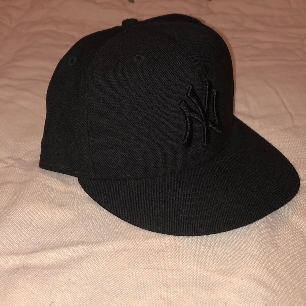New Era blackout Yankee fitted hat 7 1/4 (57.7cm)